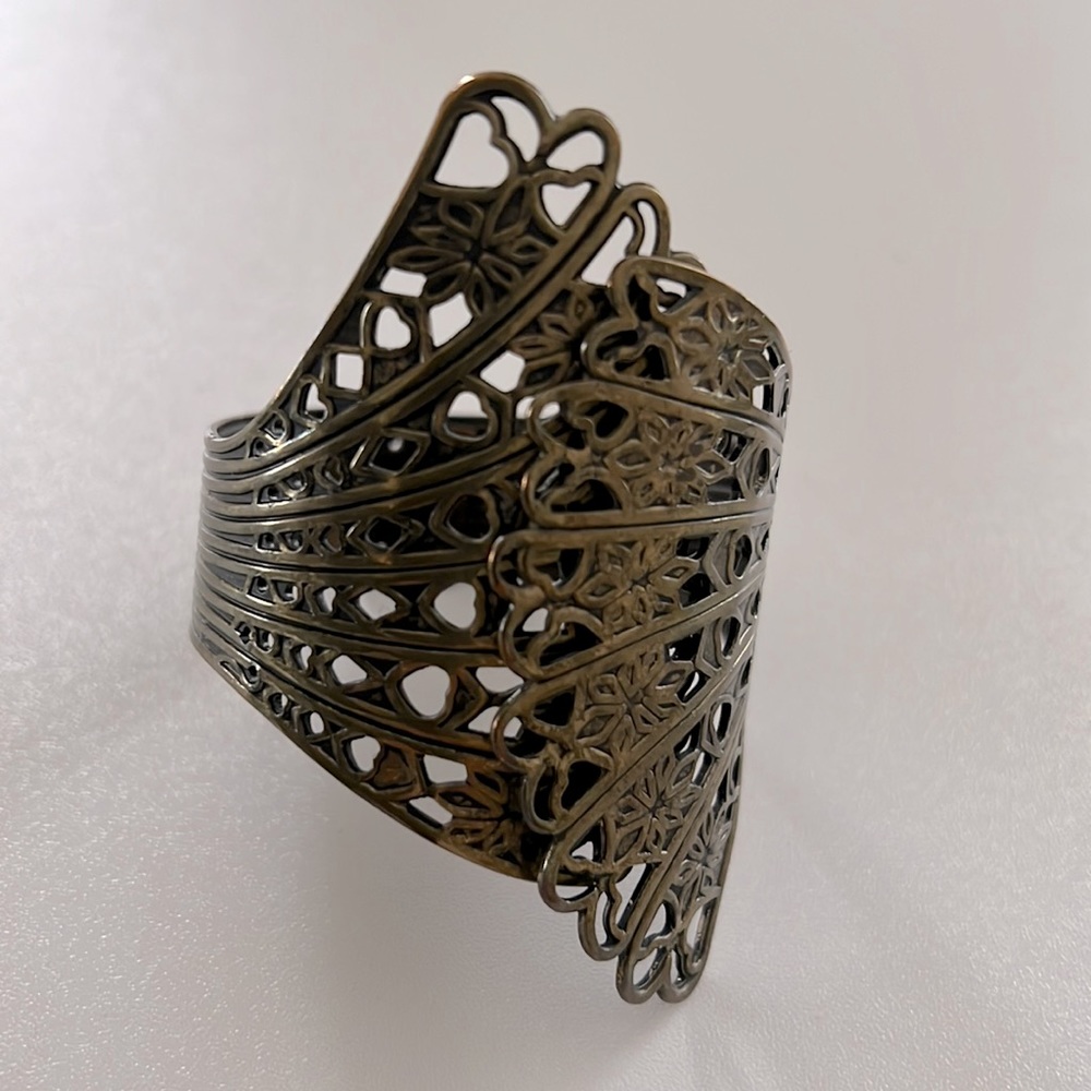 Flexible metal bracelet, expandable sizing